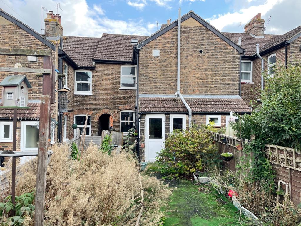 Lot: 146 - THREE-BEDROOM TERRACE HOUSE FOR IMPROVEMENT -